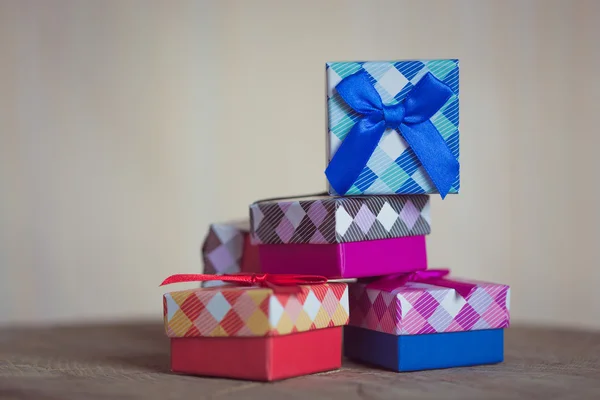 Geschenkbox mit roter Schleife auf Holzhintergrund — Stockfoto