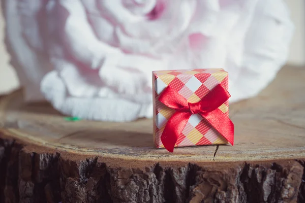 木背景上的红色蝴蝶结礼品盒 — 图库照片
