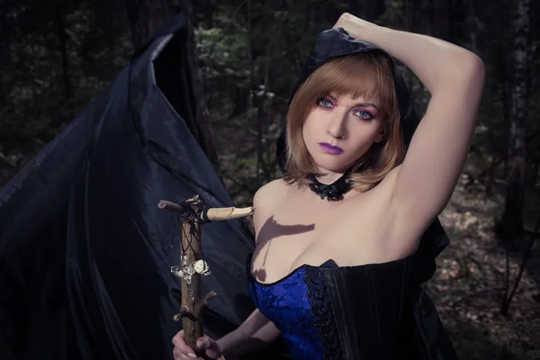 Witch flicka i skogen — Stockfoto