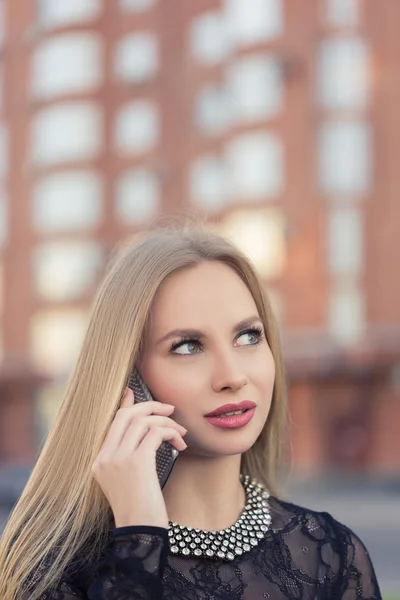 İş kadını sokakta cep telefonuyla konuşuyor. — Stok fotoğraf