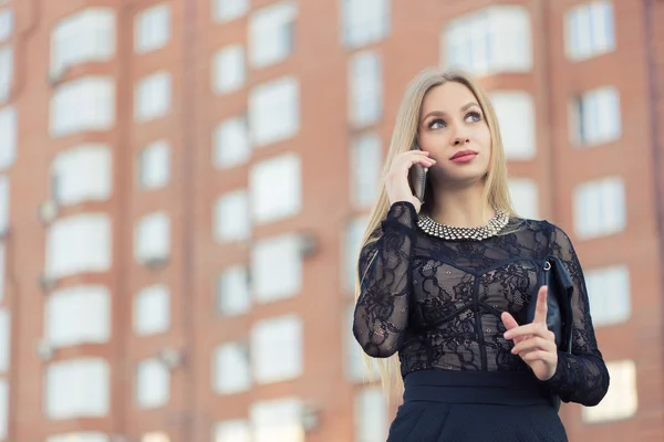 Bizneswoman mówiąca przez telefon na ulicy — Zdjęcie stockowe