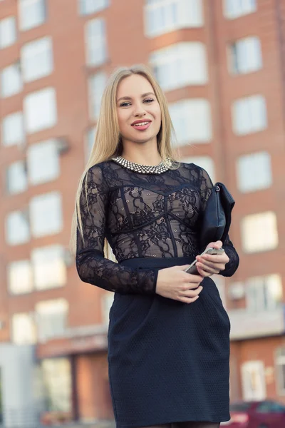 Mujer de negocios hablando de teléfono celular en la calle — Foto de Stock