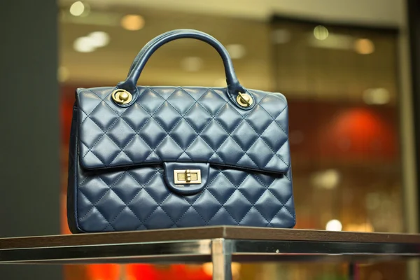 Bolsa azul en un estante en la tienda — Foto de Stock