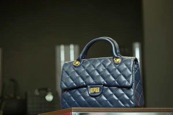 Blaue Tasche auf einem Regal im Geschäft — Stockfoto