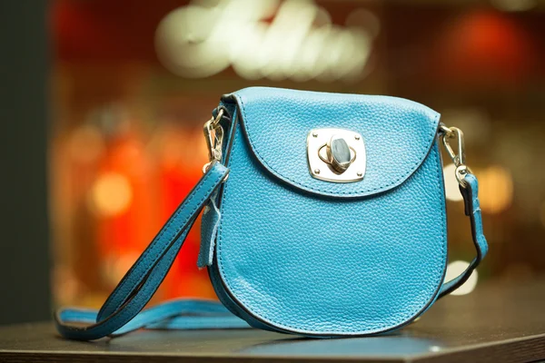 Blaue Tasche auf einem Regal im Geschäft — Stockfoto