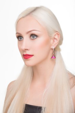 güzel kız uzun beyaz saçlı, kırmızı küpe. moda fotoğraf. portre