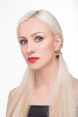 güzel kız uzun beyaz saçlı ve küpe. moda fotoğraf. portre