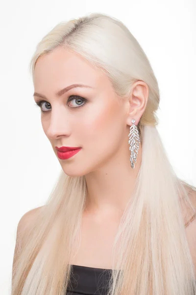 Beautiful girl with long white hair and earrings. fashionable photo. portrait — Stock Photo, Image