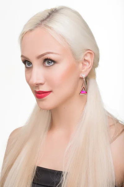 Gyönyörű lány, hosszú, fehér haj és piros fülbevalók. divatos fénykép. portré — Stock Fotó