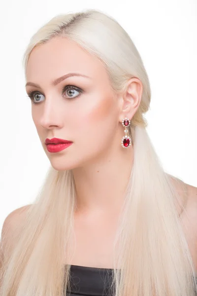 Hermosa chica con el pelo largo y blanco y pendientes rojos. foto de moda. retrato —  Fotos de Stock