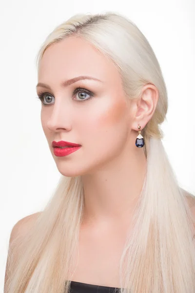 Beautiful girl with long white hair and earrings. fashionable photo. portrait — Stock Photo, Image