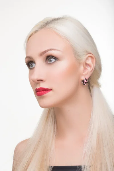 Hermosa chica con el pelo largo y blanco y pendientes rojos. foto de moda. retrato —  Fotos de Stock