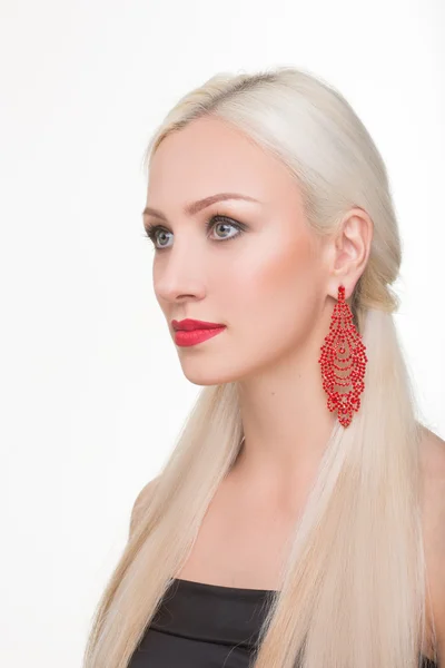 Hermosa chica con el pelo largo y blanco y pendientes rojos. foto de moda. retrato —  Fotos de Stock