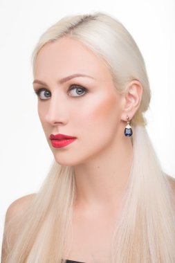 güzel kız uzun beyaz saçlı ve küpe. moda fotoğraf. portre