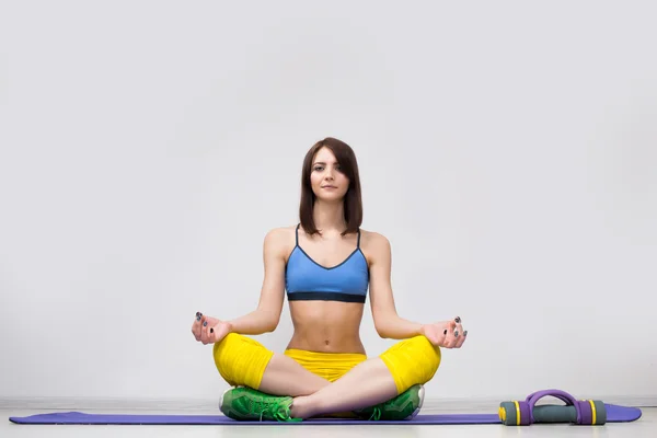 Jeune femme assise en position lotus — Photo