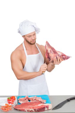Şef vücut geliştirmeci çiğ et büyük boyutta hazırlanıyor.