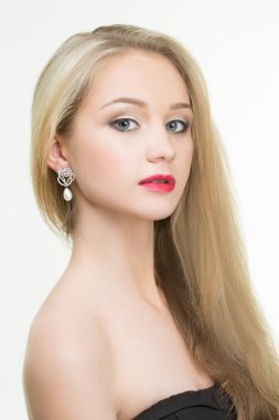 Kırmızı dudaklar ve küpeler ile güzel kız. moda fotoğraf