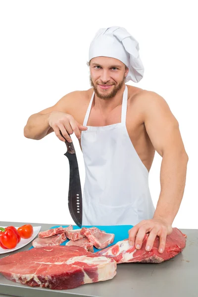 Повар бодибилдер готовит большие куски сырого мяса . — стоковое фото