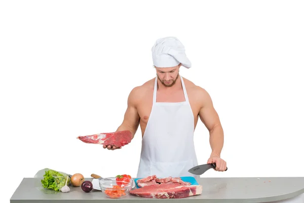 Chef fisiculturista preparar grandes pedaços de carne crua . — Fotografia de Stock