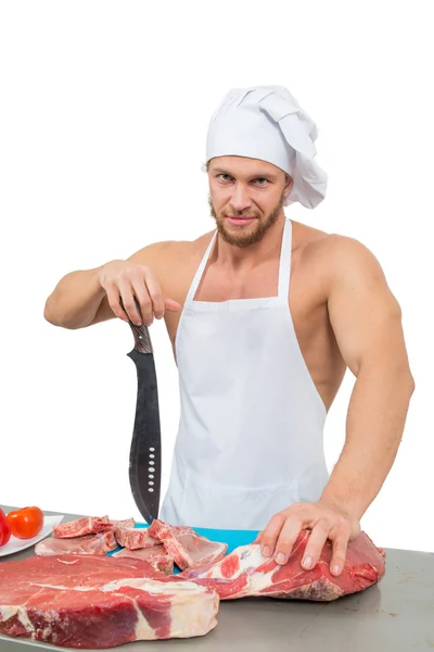 Chef fisiculturista preparar grandes pedaços de carne crua . — Fotografia de Stock