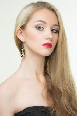 Kırmızı dudaklar ve küpeler ile güzel kız. moda fotoğraf