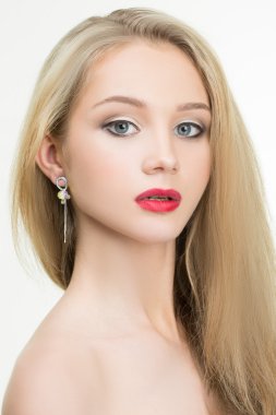 Kırmızı dudaklar ve küpeler ile güzel kız. moda fotoğraf