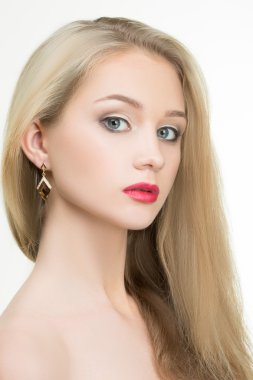 Kırmızı dudaklar ve küpeler ile güzel kız. moda fotoğraf