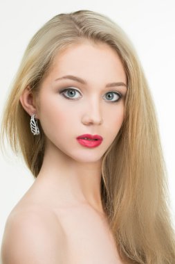 Kırmızı dudaklar ve küpeler ile güzel kız. moda fotoğraf