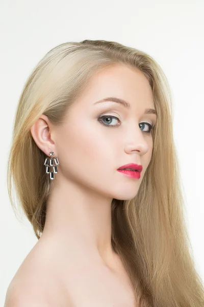 Beautiful girl with red lips and earrings. fashion photo — Stock Photo, Image