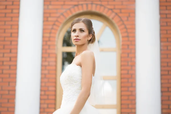 Braut vor Backsteinmauer-Hintergrund. Brautkleid — Stockfoto