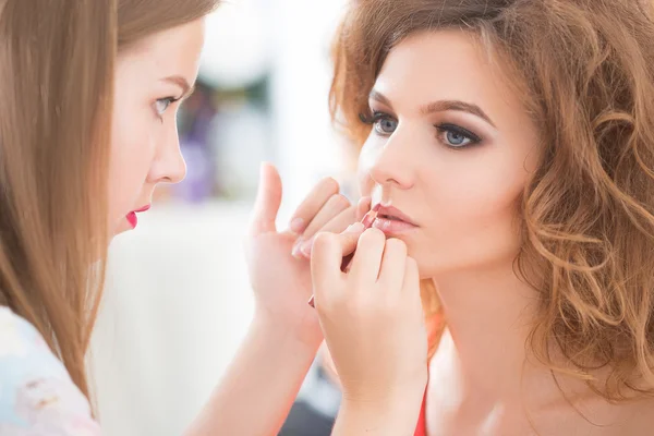 Professionele make-up artiest glamour model make-up op het werk doen — Stockfoto