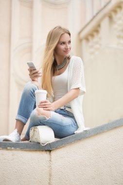 Akıllı profesyonel kadın telefonu kullanarak okuma. Kadın işkadını işten ara kahve yudumlarken smartphone cep telefonu ile haber ya da mesaj sms okuma. 