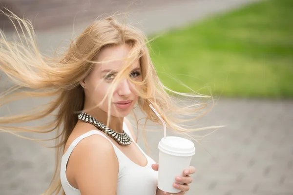 Mujer elegante bebiendo café para ir en una calle de la ciudad — Foto de Stock