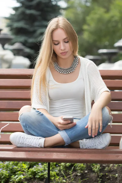 Femme professionnelle intelligente lisant en utilisant le téléphone. Femme d'affaires lisant des nouvelles ou textos sms sur smartphone tout en buvant du café pendant la pause du travail . — Photo