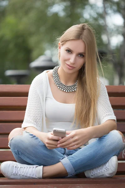 Femme professionnelle intelligente lisant en utilisant le téléphone. Femme d'affaires lisant des nouvelles ou textos sms sur smartphone tout en buvant du café pendant la pause du travail . — Photo