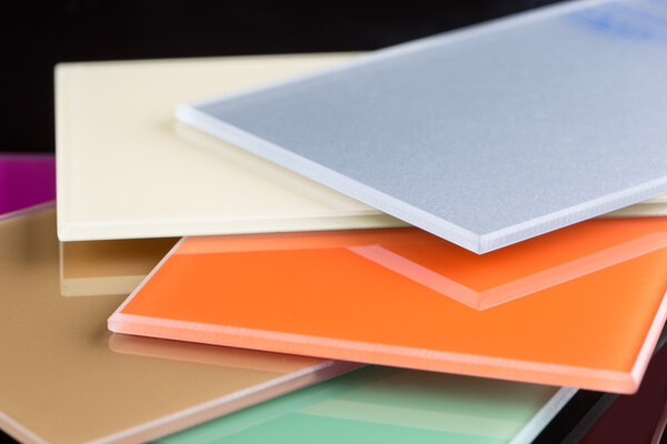 стопка цветного стекла на черном фоне. стеклянные листы
