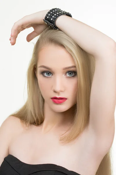 Kezében egy fiatal lány bőr karkötő részlete — Stock Fotó