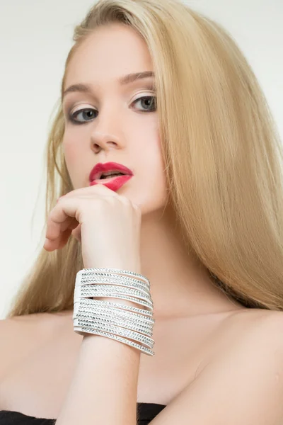 Hands close-up of a young girl with leather bracelet — Stock Photo, Image