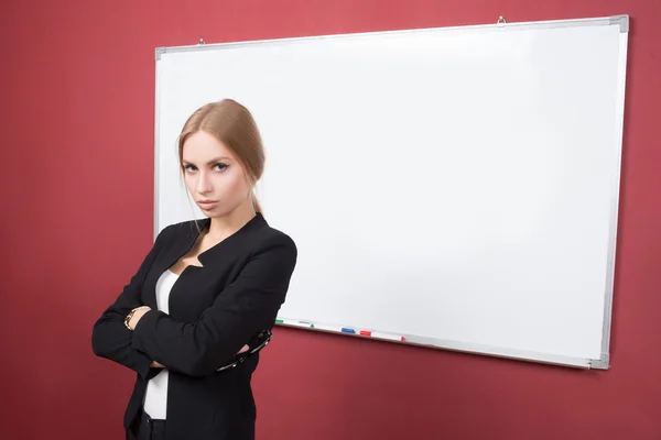 Affärskvinna pekar på Whiteboard-tavlan — Stockfoto