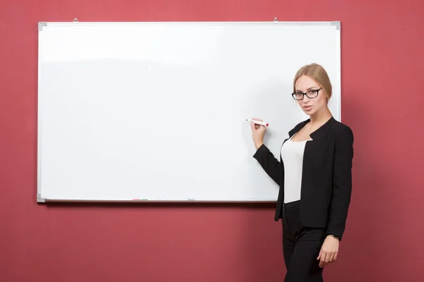 Femme d'affaires pointant vers le tableau blanc — Photo