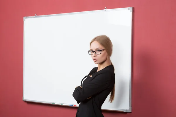 Affärskvinna pekar på Whiteboard-tavlan — Stockfoto