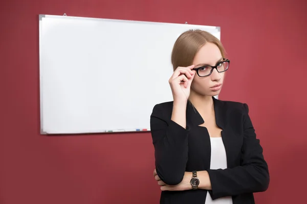 Femme d'affaires pointant vers le tableau blanc — Photo