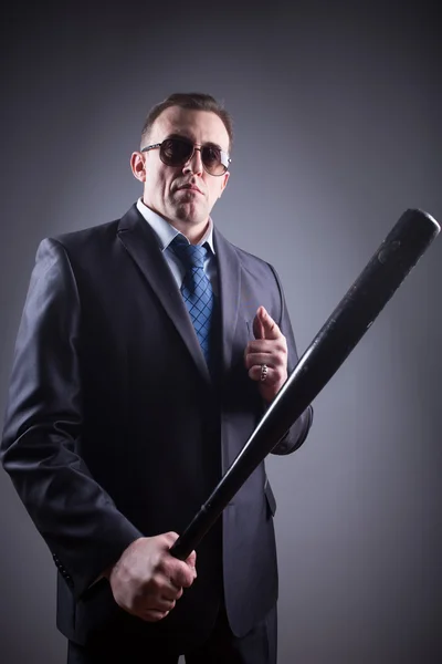 Gangster masculin cu bâtă de baseball — Fotografie, imagine de stoc