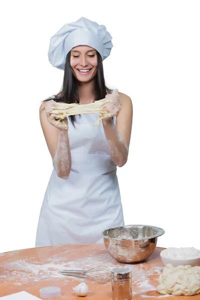 Сексуальная женщина в форме шеф-повара месить тесто — стоковое фото
