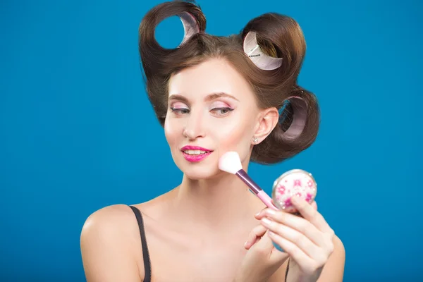 Schattig pin-up girl blusher toepassen — Stockfoto