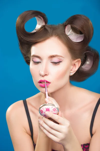 Sexy joven pin-up chica haciendo maquillaje —  Fotos de Stock