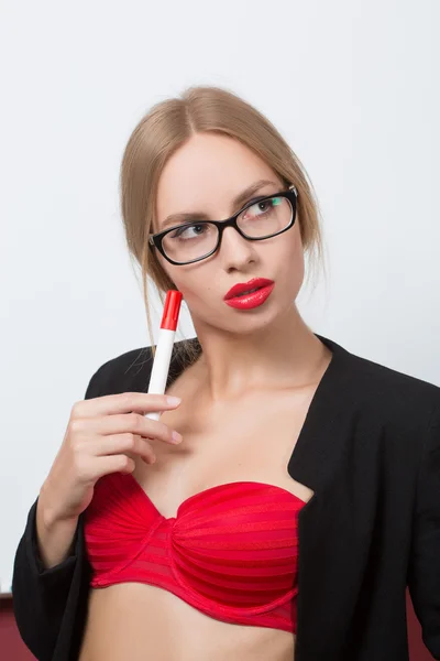 Fille avec des lunettes et un soutien-gorge sur un fond de tableau blanc — Photo