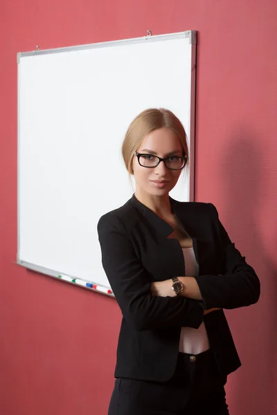 Business woman pointing at the whiteboard — Stock Photo, Image