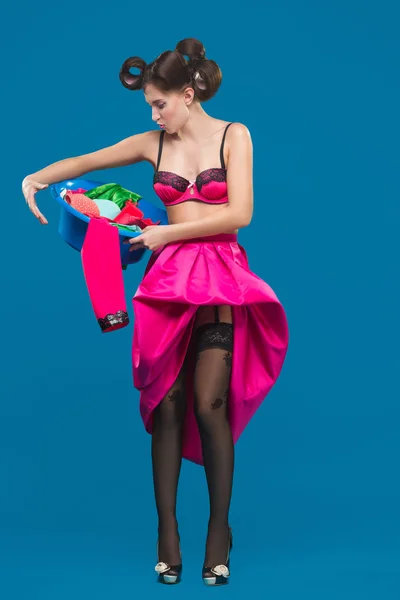 Pin-up flicka med en korg med tvätten — Stockfoto