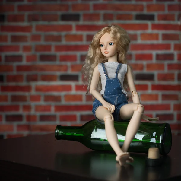 Muñeca con una botella. el concepto de alcoholismo — Foto de Stock